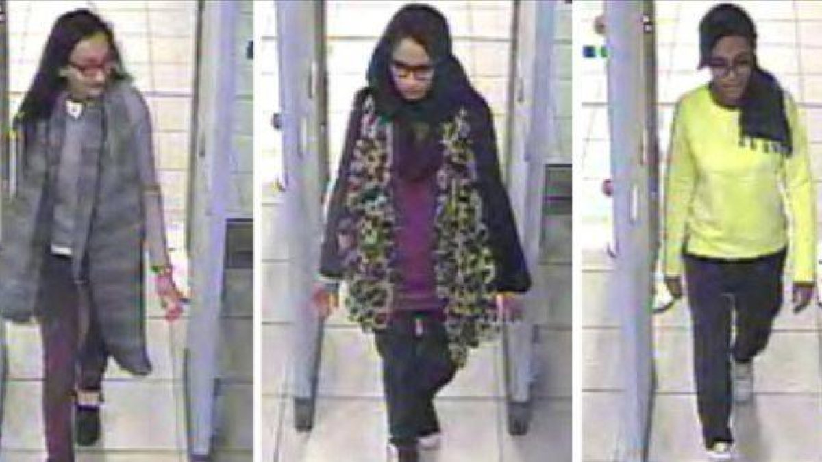 Las tres jóvenes en el aeropuerto de Gatwick, el 17 de febrero, cuando se disponían a tomar su vuelo hacia Turquía.-Foto: AP PHOTO / METROPOLITAN POLICE