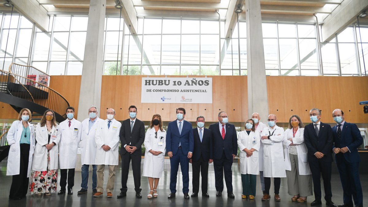 El presidente de la Junta, políticos y representantes sanitarios celebraron la primera década del HUBU. SANTI OTERO