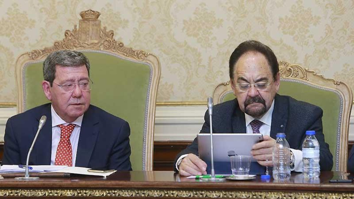 El presidente de la Diputación, César Rico, junto al presidente de Sodebur, Ángel Guerra, ayer, durante el pleno.-RAÚL G. OCHOA