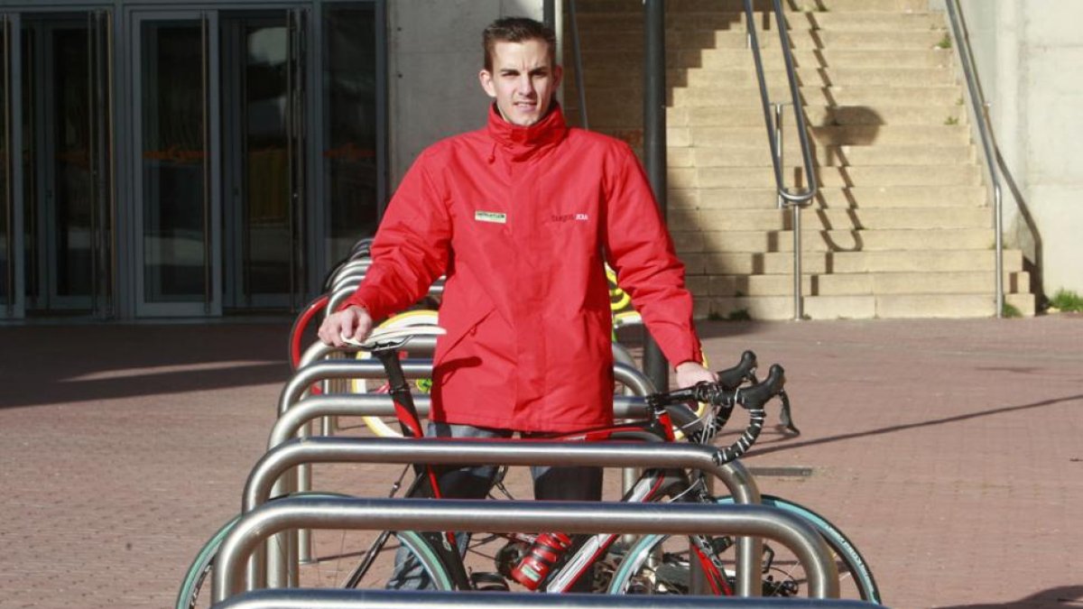 Diego Gallego posa con una bicicleta del Burgos BH.-RAÚL G. OCHOA