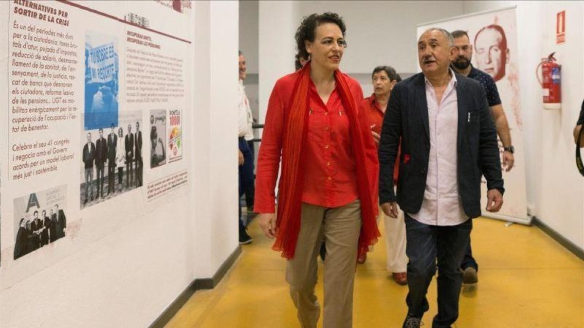 Magdalena Valerio, con Josep Maria Álvarez, este domingo en la sede de la UGT en Barcelona.-ENRIC FONTCUBERTA