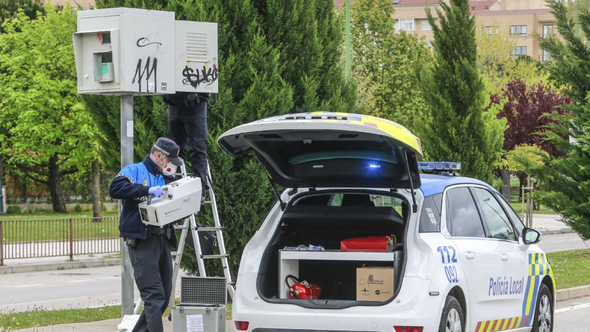 Los agentes cambian la maquina del radar fijo. ISRAEL L. MURILLO