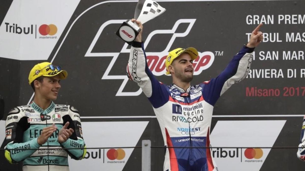 Joan Mir, a la izquierda, segundo hoy en el GP de San Marino, junto al vencedor Romano Fenati.-AP