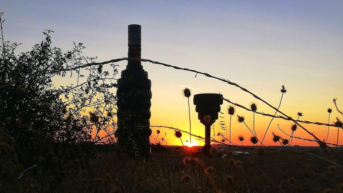 La impresionante botella de vino, hecha con neumáticos, se inaugura mañana