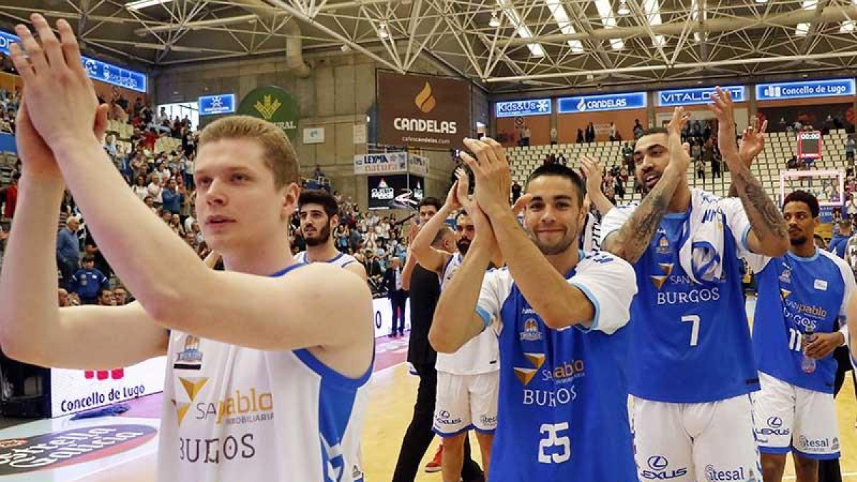 Los jugadores del San Pablo agradecen a la afición su ayuda una vez finalizado el partido.-ACB PHOTO / S. SENANDE