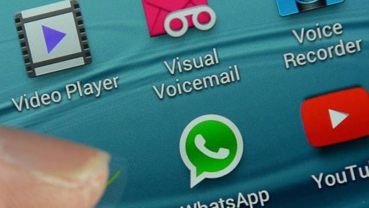 El logotipo de Whatsapp en un teléfono móvil.-Foto: AFP / STAN HONDA