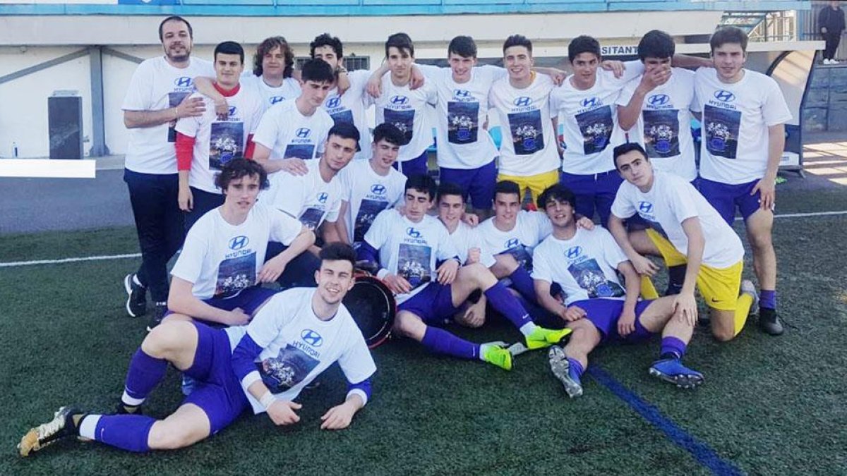 Jugadores y cuerpo técnico del Burgos CF festejaron el ascenso en Ponferrada-Burgos CF