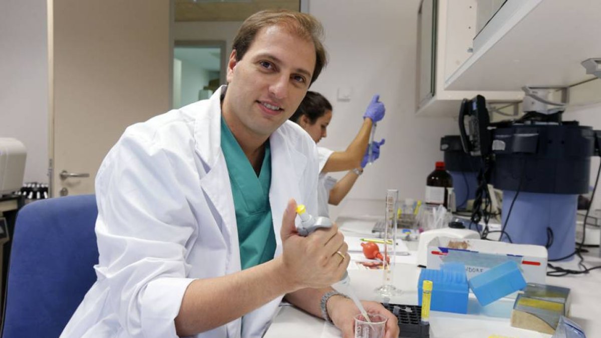El doctor Daniel Al Kassam en la Unidad de Investigación.-RAÚL G. OCHOA