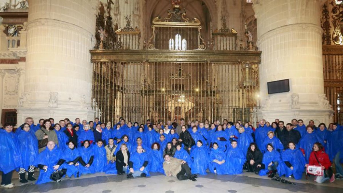 Los agentes especializados posan a la entrada de la Catedral antes de la visita.-RAÚL G. OCHOA
