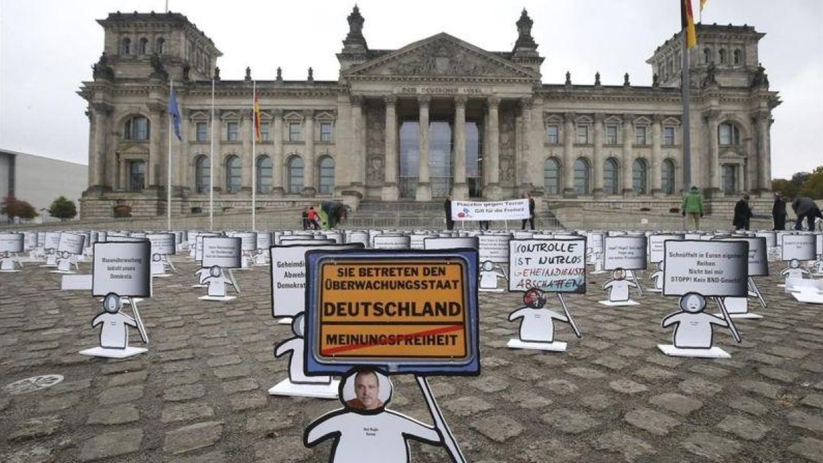 Protesta frente al Bundestag contra la reforma de la ley.-EFE / WOLFGANG KUMM