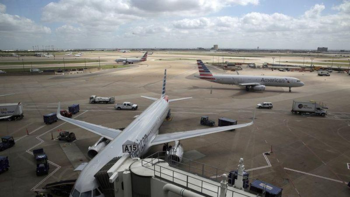 Aviones de American Airlines en el aeropuerto de Dallas.-AP