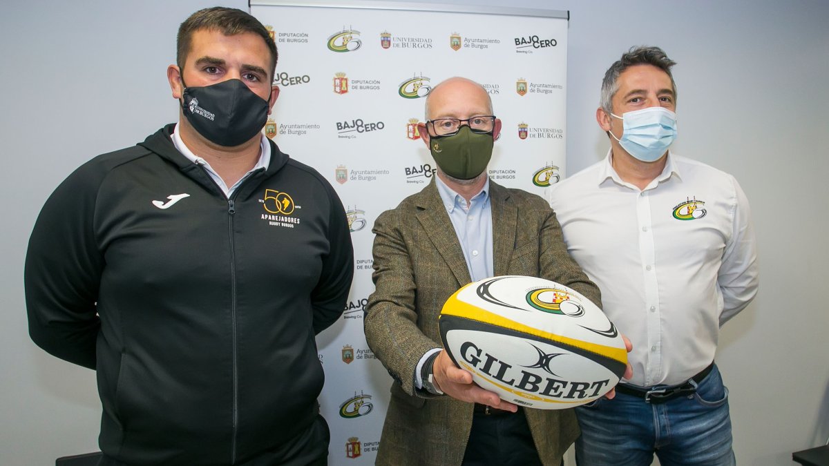 Iñaki Sicilia -centro- posa junto al técnico Juan González y el directivo Miguel Ángel Manso. TOMÁS ALONSO