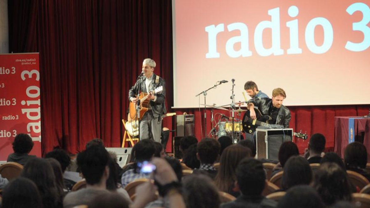 Miss Caffeina, uno de los grupos en el cartel del próximo Sonorama, actuó ayer en el Aula Magna de la Universidad de Burgos, en la última jornada del Uburama.-Israel L. Murillo