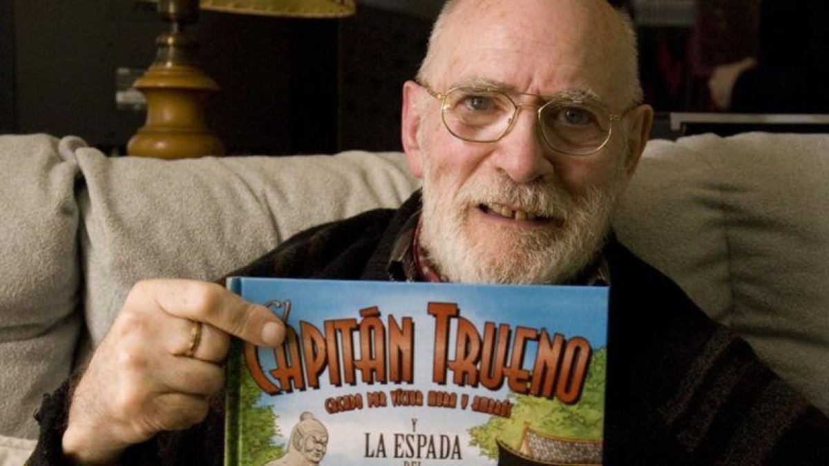 Víctor Mora con un ejemplar de 'El Capitán Trueno', en su casa en el 2012.-JULIÓ CARBÓ