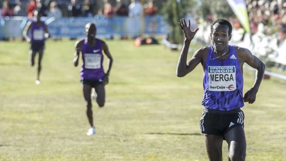Imagen de la victoria de Imane Merga en la edición de 2015.-SANTI OTERO
