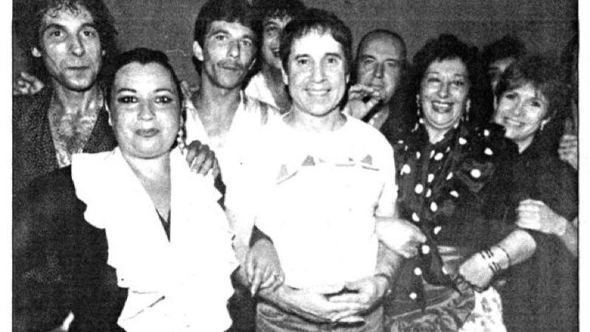 Carrie Fisher, Paul SImon y Chiquito de la Calzada, en un improvisado tablao flamenco en Málaga, en 1989.-DIARIO SUR