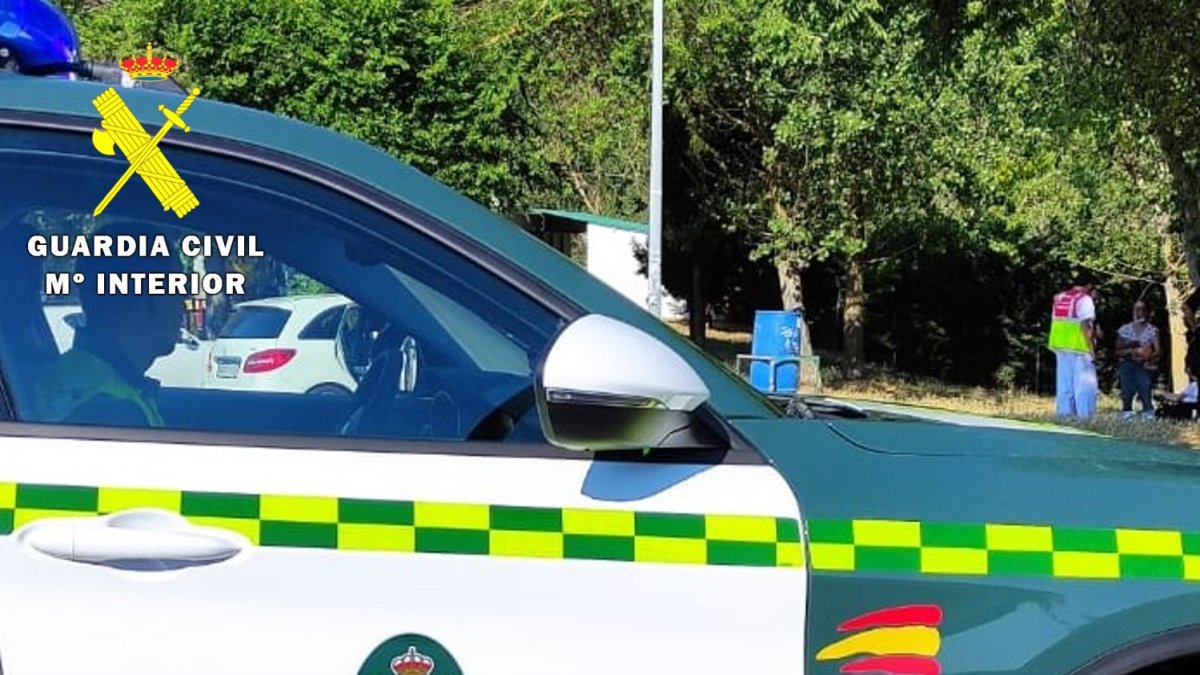 La patrulla de la Guardia Civil pasó de multar a un camionero en el área de Briviesca a tratar de salvar la vida a la niña. ECB