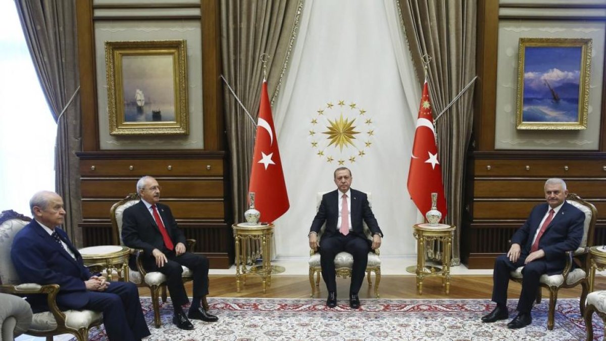 Erdogan se reúne con líderes del partido gobernante y de dos opositores, en Ankara, este lunes.-EFE / PRESIDENCIA DE TURQUÍA