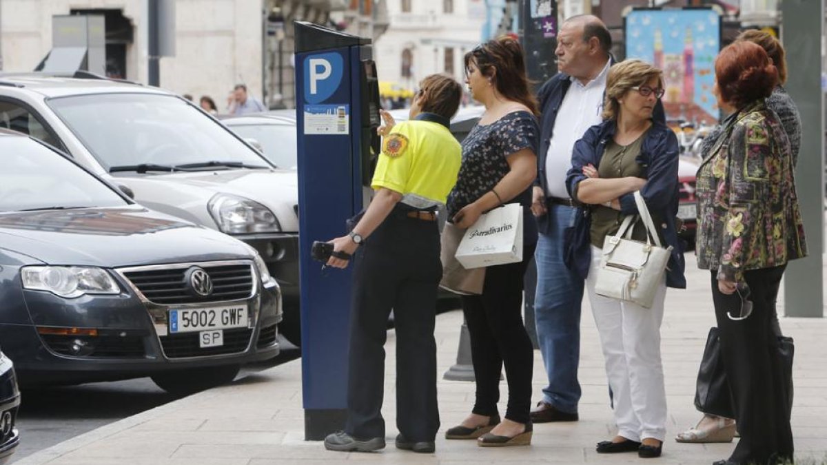 Varias personas esperan para sacar su ticket de la ORA.-ISRAEL L. MURILLO