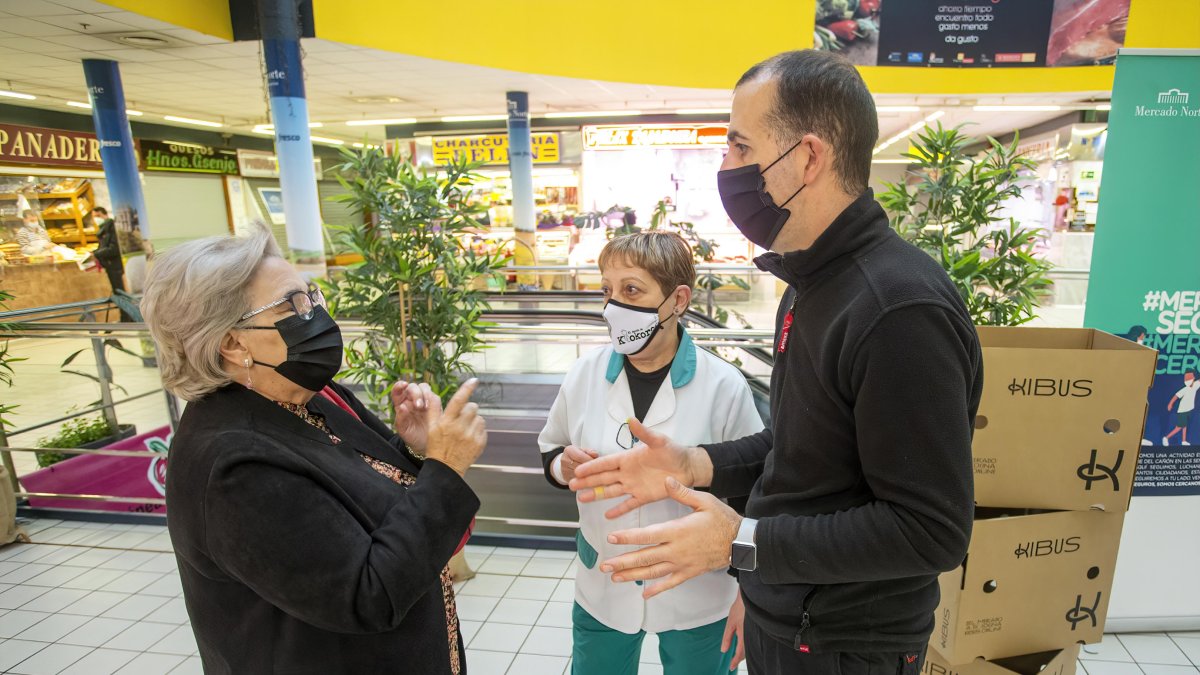 La concejal de Comercio conversa con concesionarios del Mercado Norte y el creador de la plataforma de venta online. SANTI OTERO