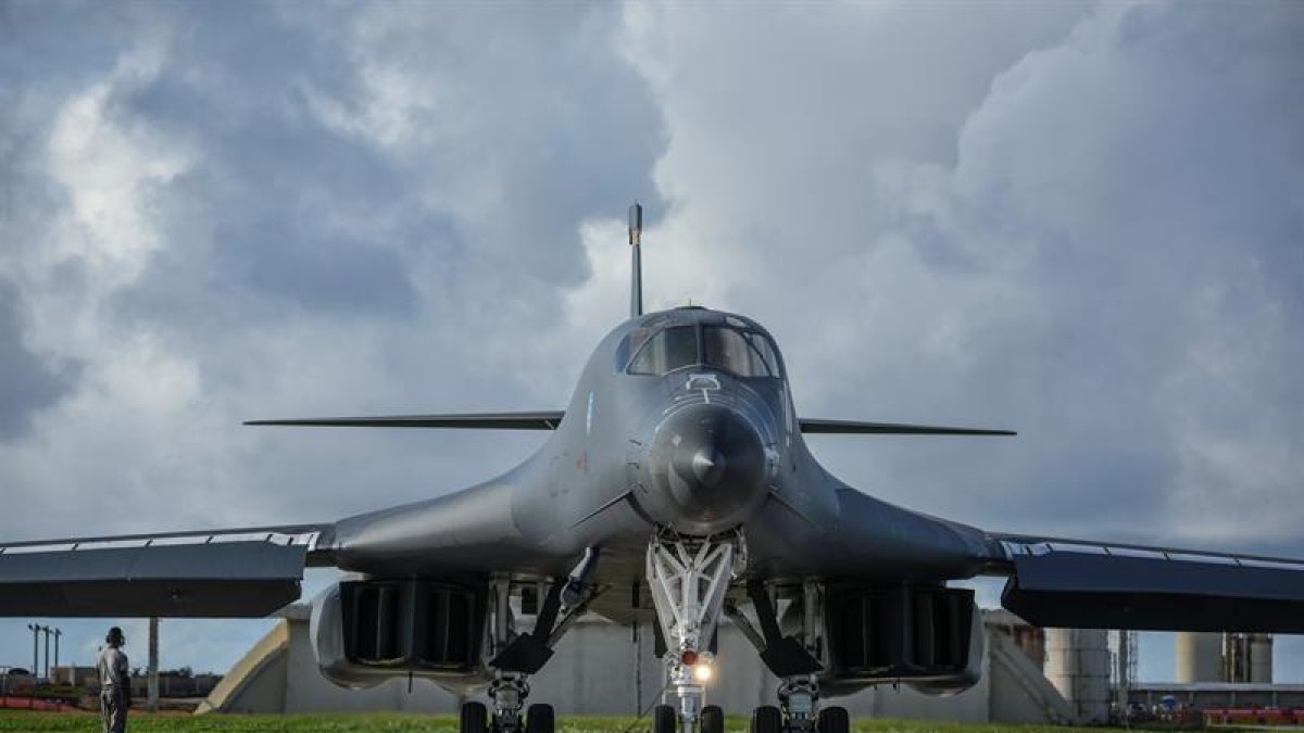 Un bombardero despega de la base Anderson, en Guam.-EFE