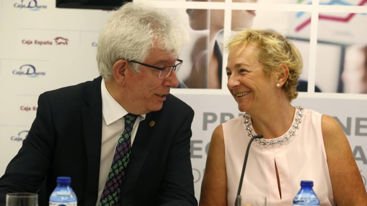 La consejera delegada de Caja España-Duero, Maria Luisa Lombardero, presenta el segundo informe trimestral 'Previsiones económicas de Castilla y León' de Caja Duero. Junto a ella, el rector de la ULE, José Ángel Hermida-Ical