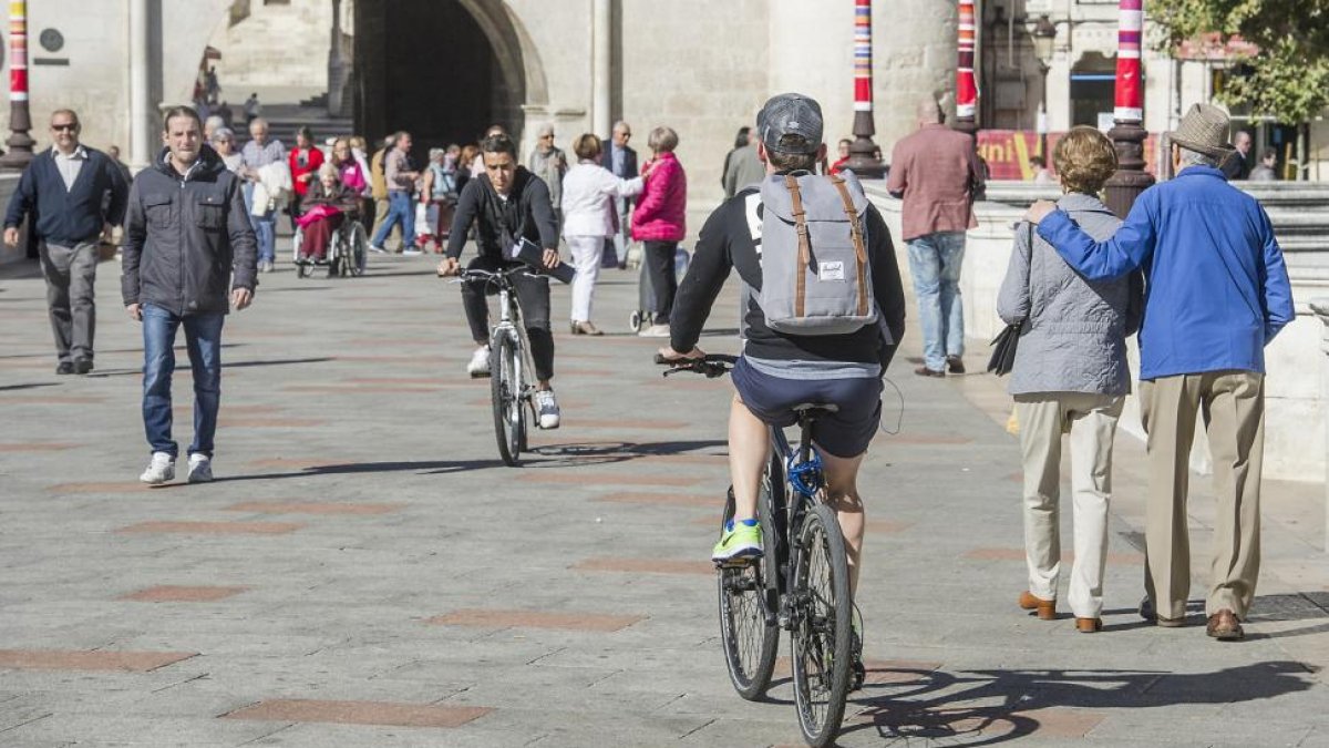 Dos ciclistas pasan por una zona peatonal del centro histórico-Israel L. Murillo