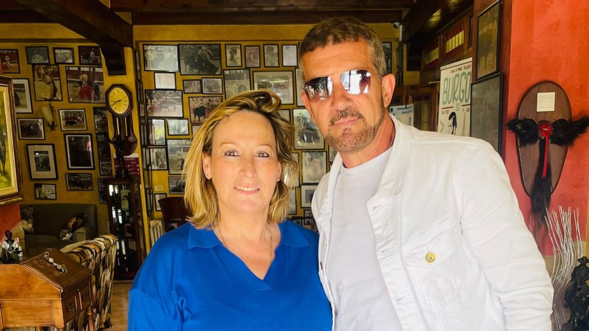 Encina Luengo y Antonio Banderas en el restaurante La Varga este domingo. © FOTO CEDIDA A EL CORREO DE BURGOS