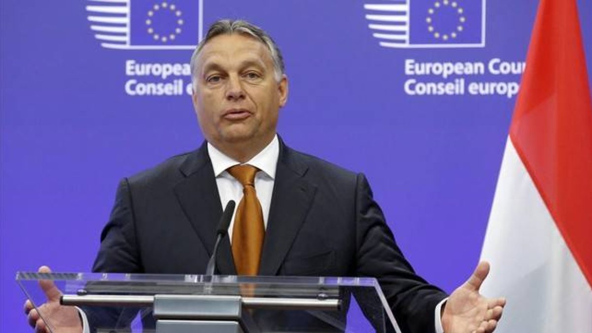 Viktor Orbán ofrece una rueda de prensa en Bruselas, este jueves.-EFE/OLIVIER HOSLET