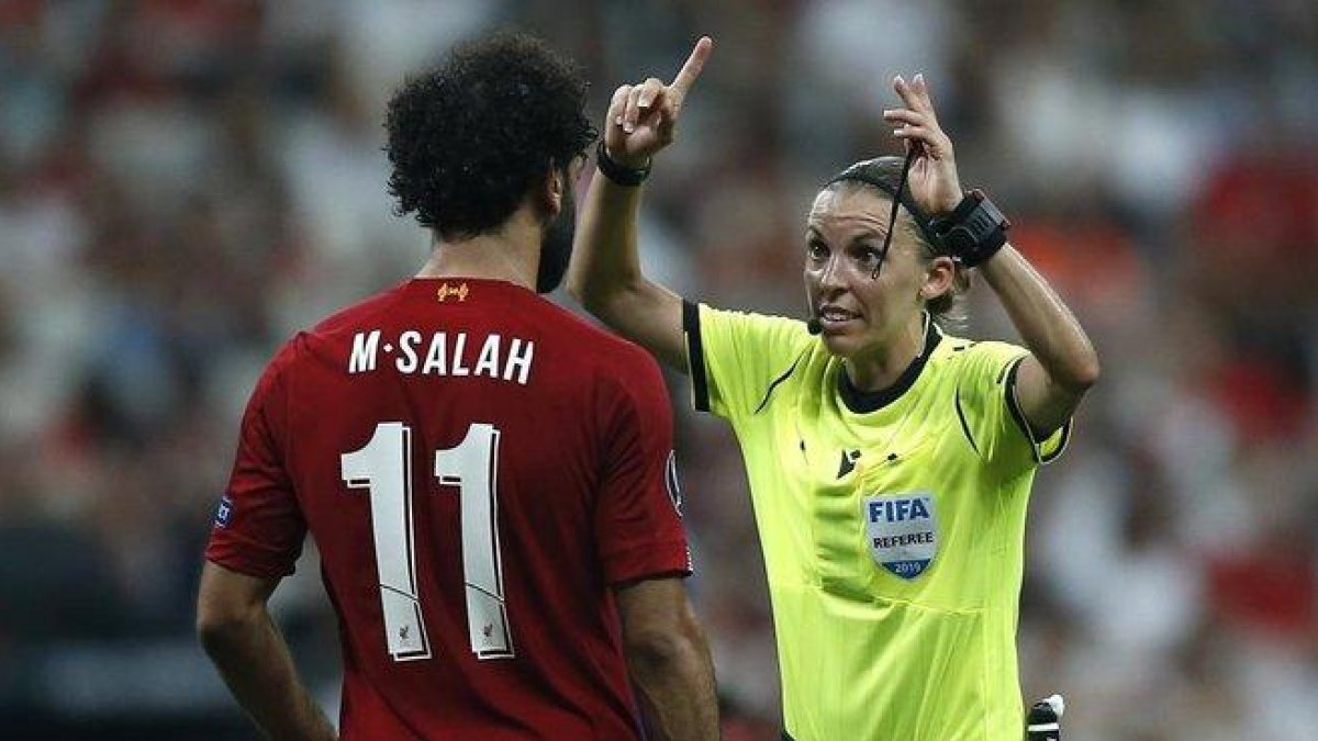 La árbitra francesa Stéphane Frappart, frente a Mohamed Salah, estrella del Liverpool.-AP / EMRAH GUREL