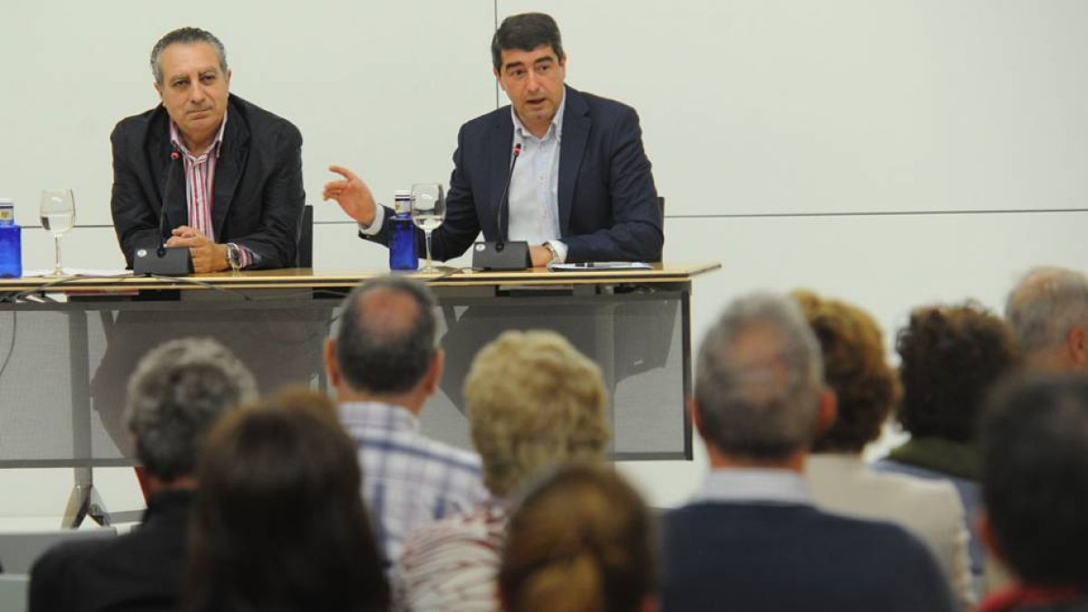 Los leoneses Adolfo Alonso Ares (i.) y Pablo Lago compartieron una animada charla sobre literatura oral.-Israel L. Murillo