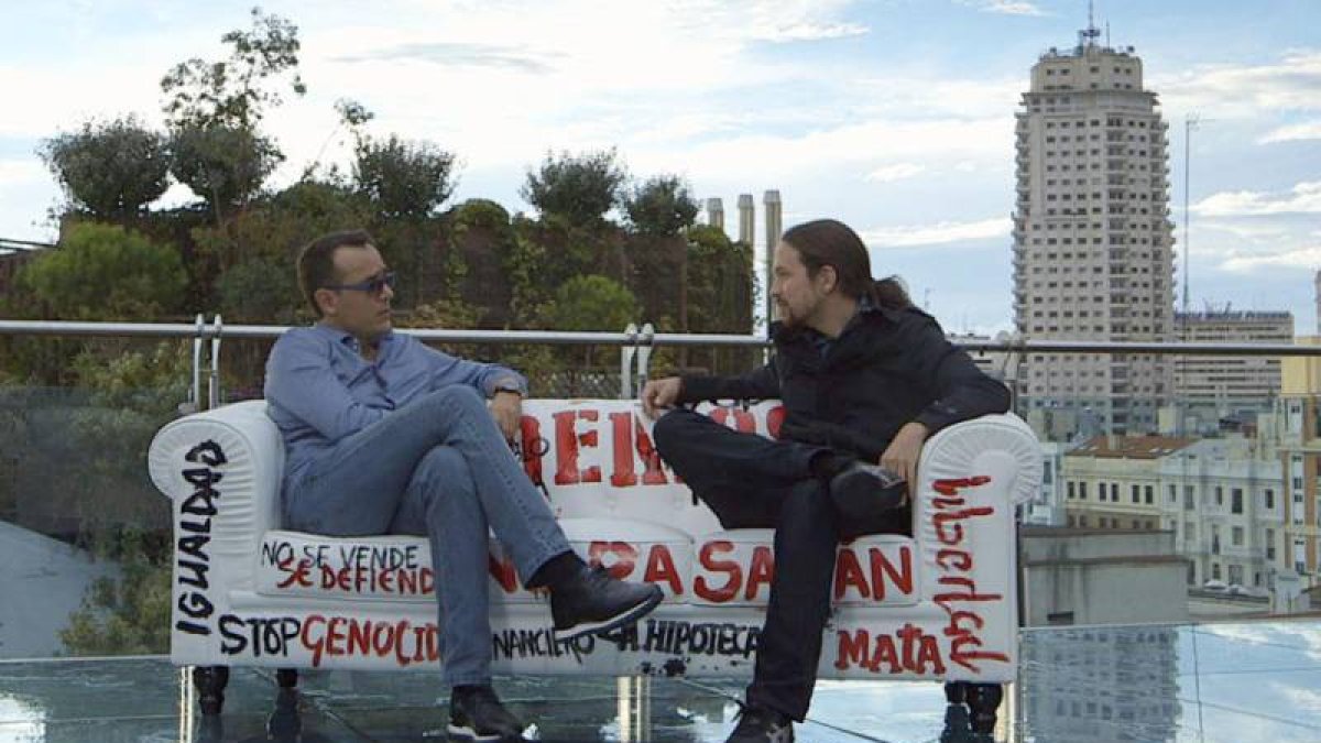 Risto Mejide, con Pablo Iglesias, en el sofá de 'Viajando con Chester'.-Foto: MEDIASET