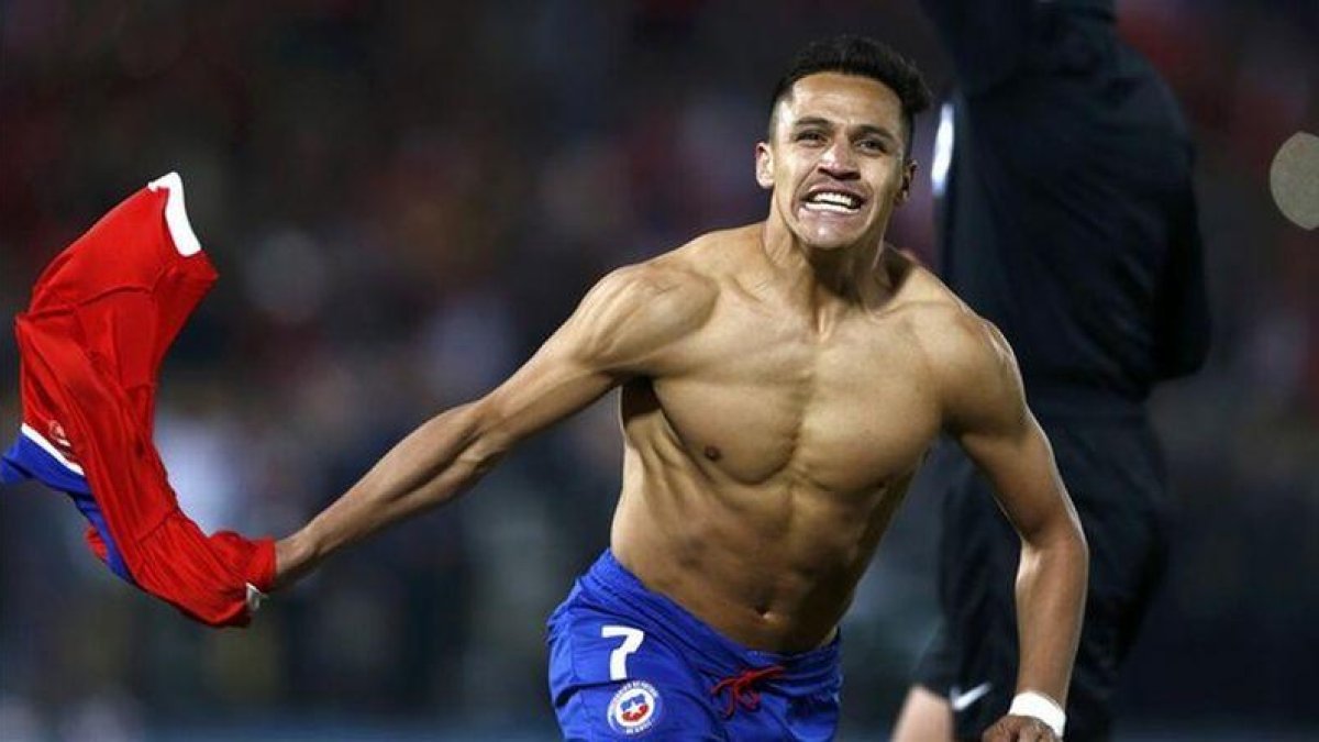 Alexis Sánchez celebra el gol en la tanda de penaltis que le daba a Chile su primera Copa América.-REUTERS / MARCOS BRINDICCI