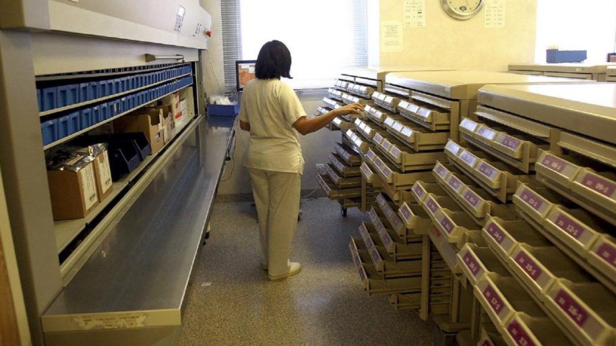 Imagen de los cajetines de medicamentos de una farmacia hospitalaria.-ICAL