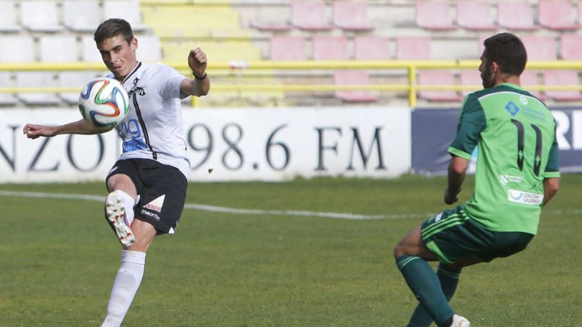 SergioEsteban durante el partido que el Burgos jugó ante el Celta B en El Plantío.-RAÚL G. OCHOA