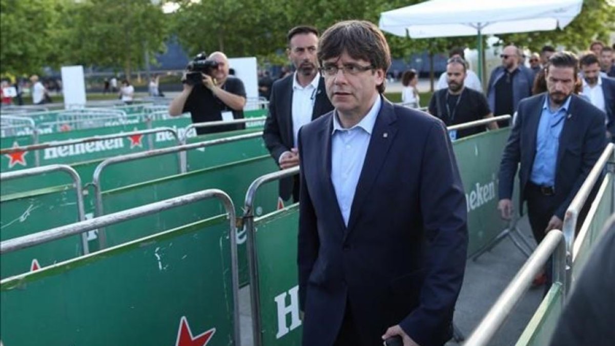 El presidente de la Generalitat, Carles Puigdemont, visita el festival Primavera Sound, en Barcelona.-EFE / ALEJANDRO GARCIA
