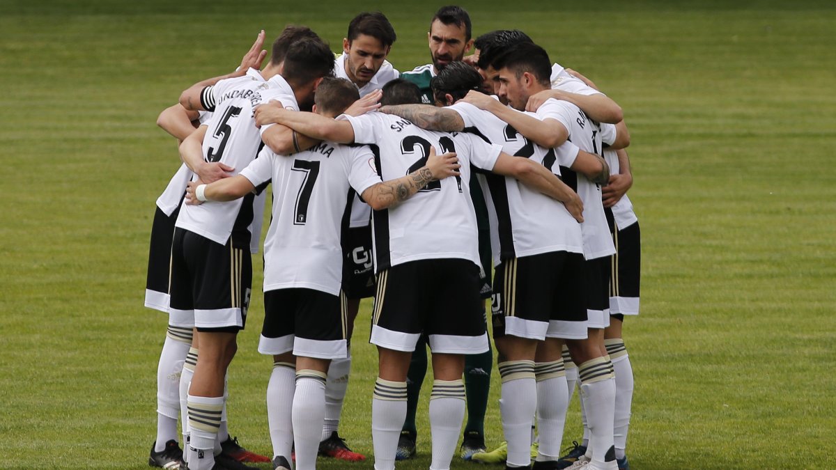 Los jugadores delBurgos CF hacen piña antes de un partido. SANTI OTERO