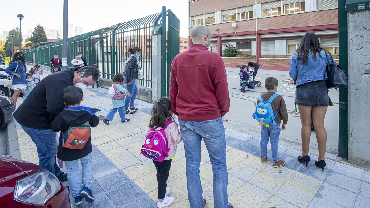 Padres y niños instantes antes de entrar  a clase. ECB