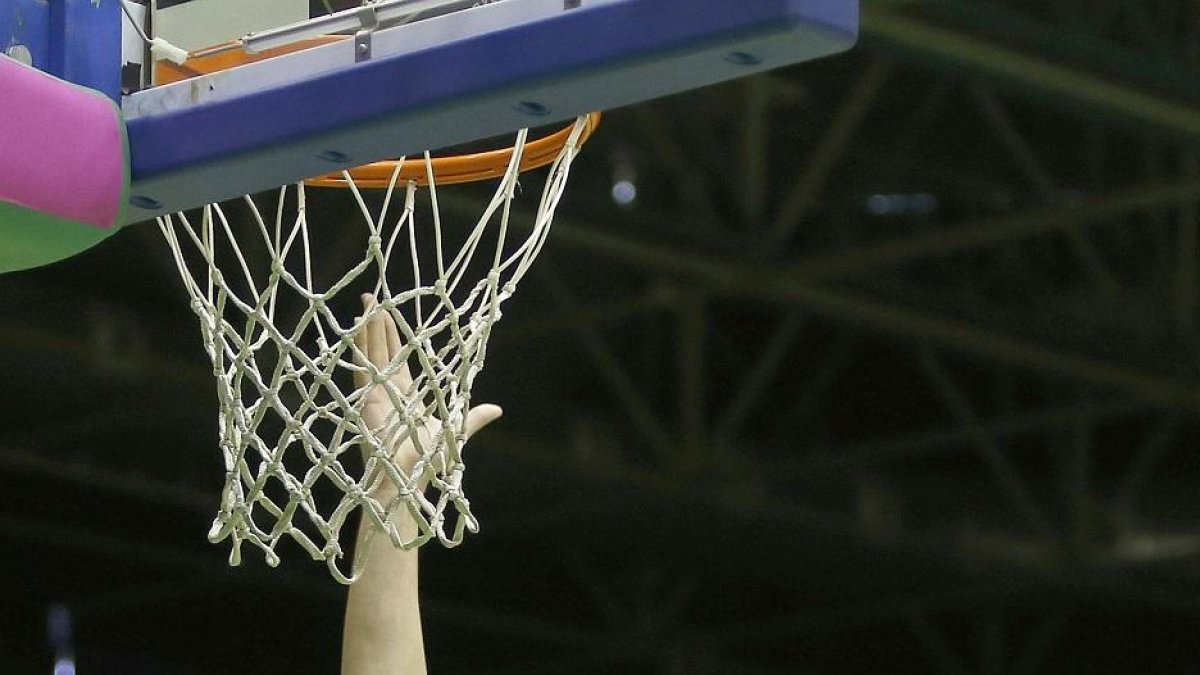 Huskic deja el balón en el aro.-ACB PHOTO / F. RUSO