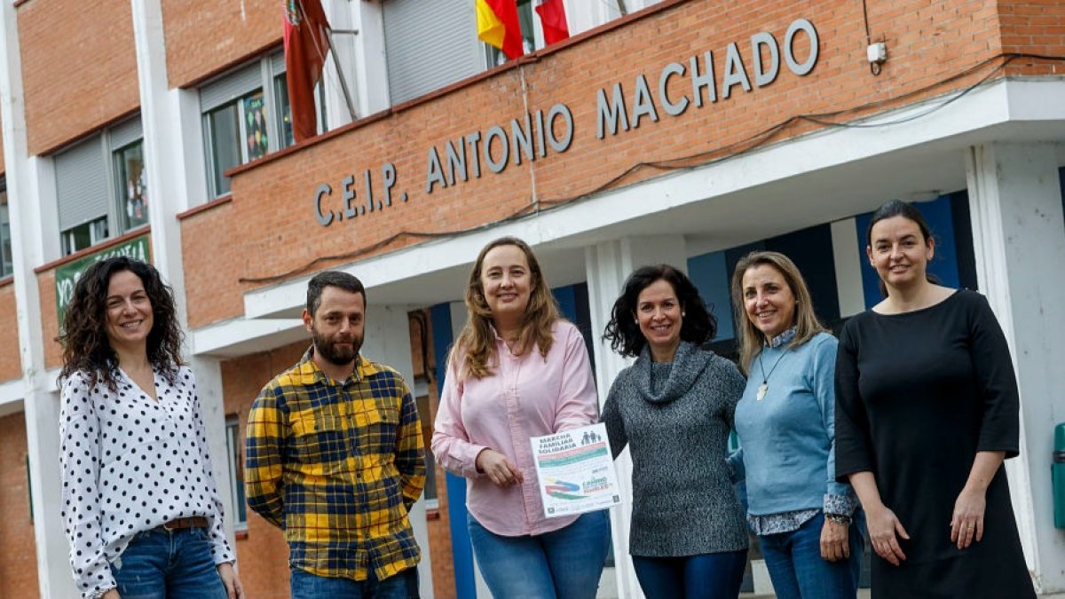 Raquel Gómez, Fernando Fraile, María Jesús Ladrón, Marta Andrés, Inés Martínez-Acitores y María Saiz a las puertas del colegio Antonio Machado. SANTI OTERO