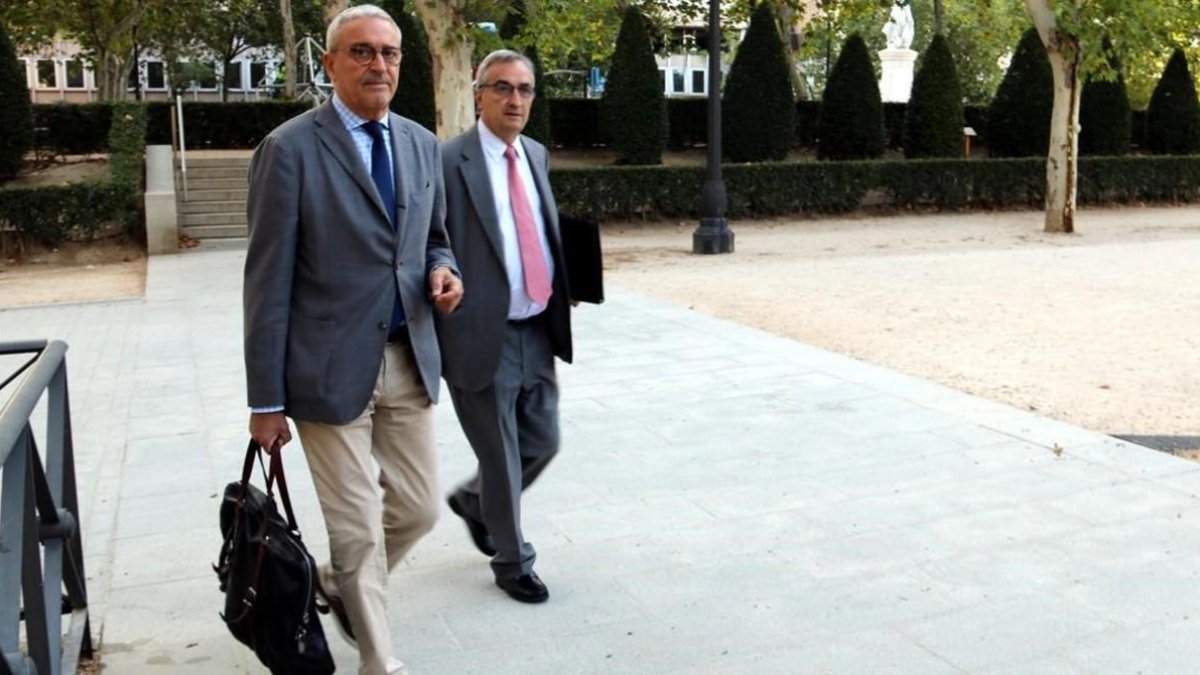 El letrado Xavier Melero llega a la Audiencia Nacional con el presidente de CDC, Vicenç Mauri.-TANIA TAPIA