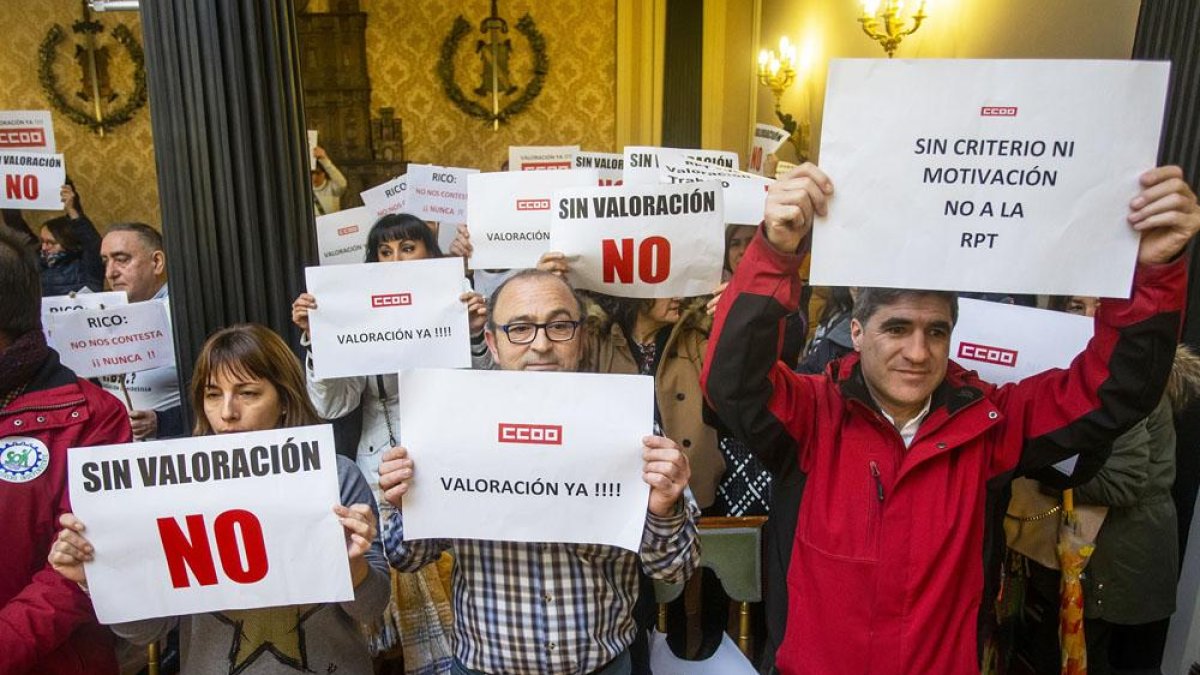 CCOO y SOI mostraron su oposición al preacuerdo en el pasado Pleno provincial al que acudieron con pancartas.-S. O.