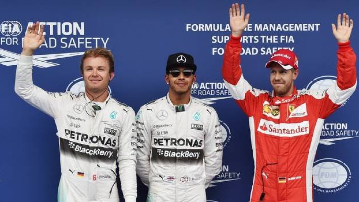 Hamilton, flanqueado por Rosberg (izquierda) y Vettel, tras la calificación de Austria.-Foto: ANDREJ ISAKOVIC / AFP