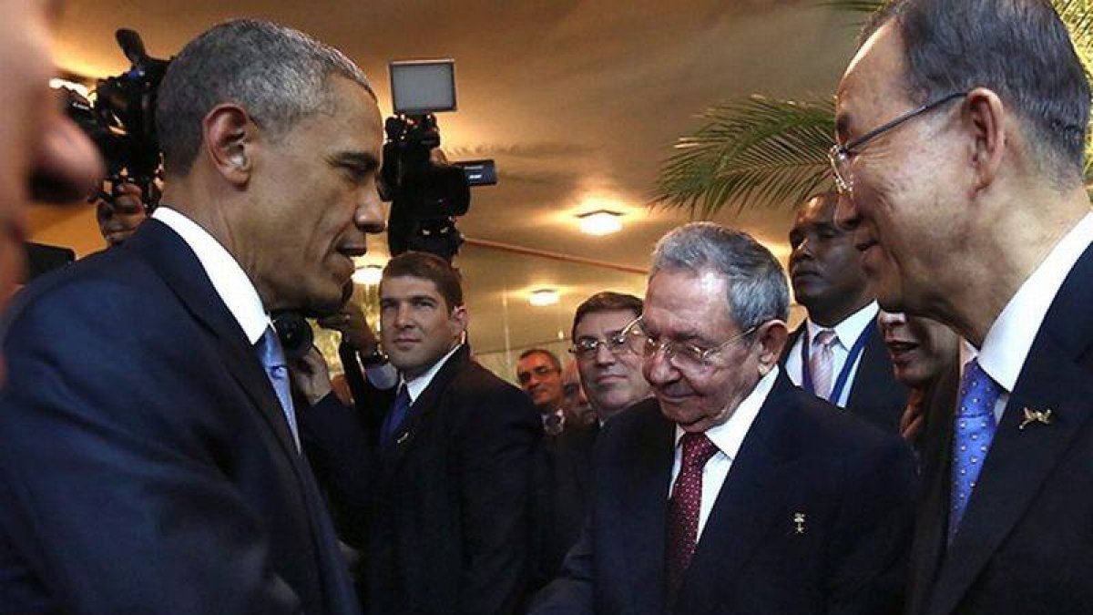 Histórico apretón de manos entre Barack Obama, presidente de EEUU, y Raúl Castro, presidente de Cuba.-Foto: AFP