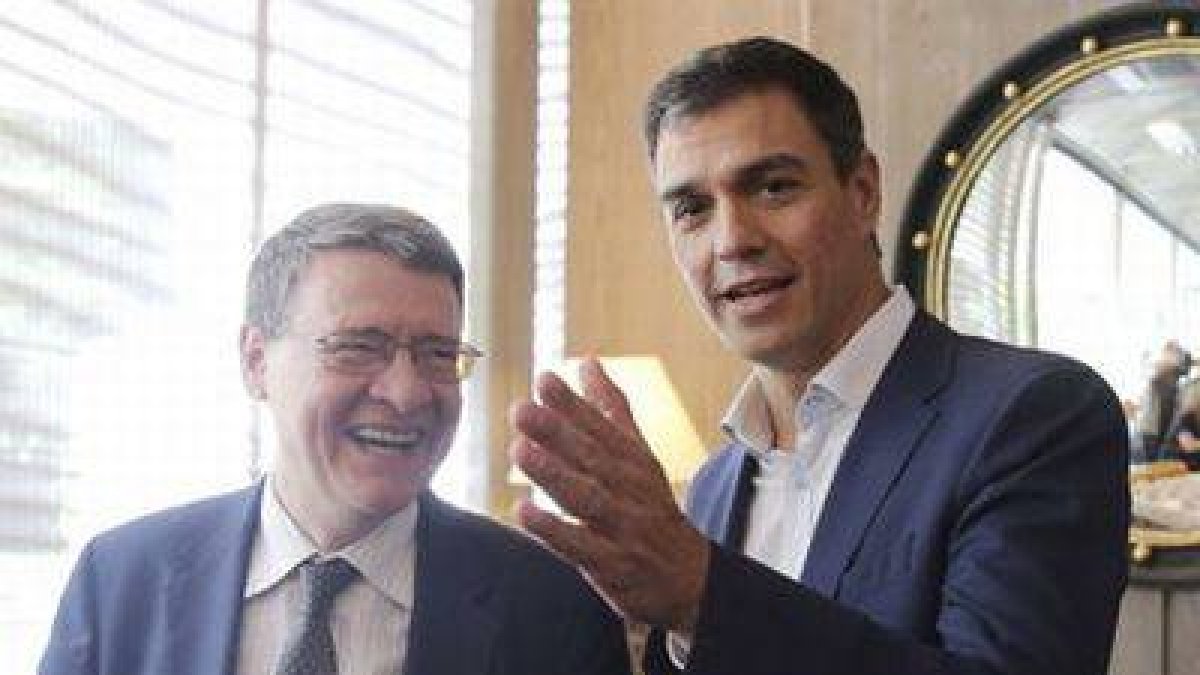 El exministro socialista Jordi Sevilla, a la izquierda, junto el candidato del PSOE a la Moncloa, Pedro Sánchez, el pasado 26 de mayo, en el madrileño Museo del Traje.-Foto: EFE