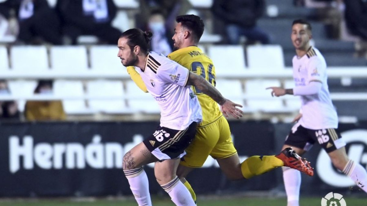 Mumo se lleva el balón ante la presión de un contrario. LALIGA