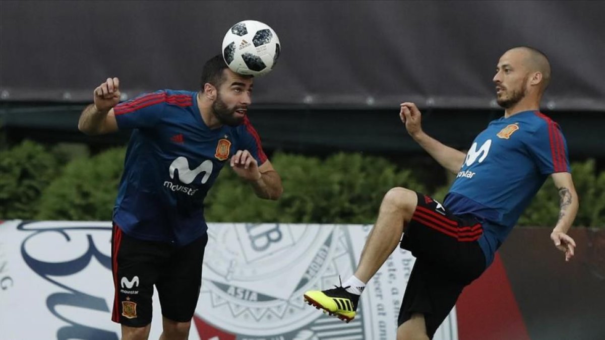 Carvajal, junto a Silva, en un entrenamiento de la selección española en Krasnodar.-/ AP / MANU FERNÁNDEZ