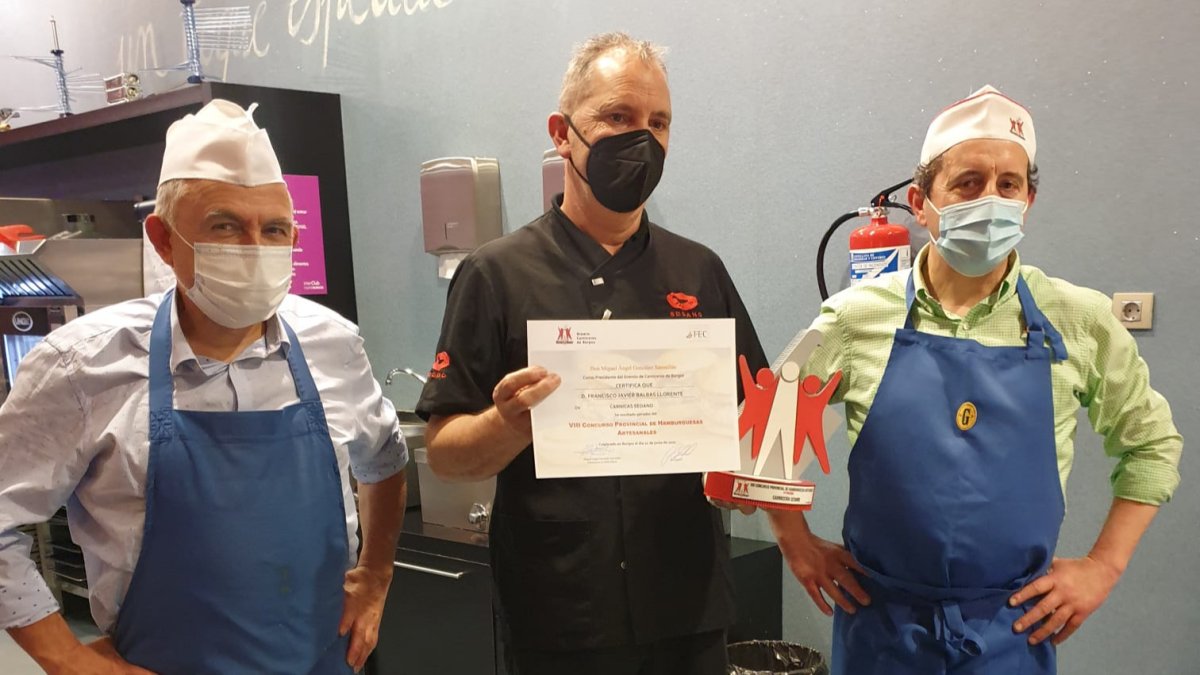 El representante de carnicería Sedano, con el galardón. ECB