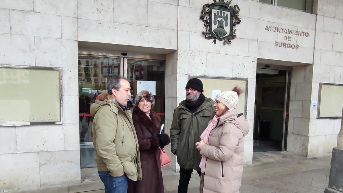 Marga Arroyo, a la derecha, con los responsables de ABAJ, David Burgos, psicólogo, y Conchi Gil y Sergio Maján, presidenta y vocal, respectivamente.