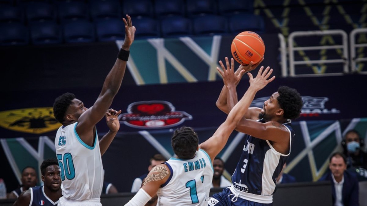 El jugador del Dijon Chase Simon lanza a canasta en el partido disputado ante el Turk Telekom en Atenas. FIBA